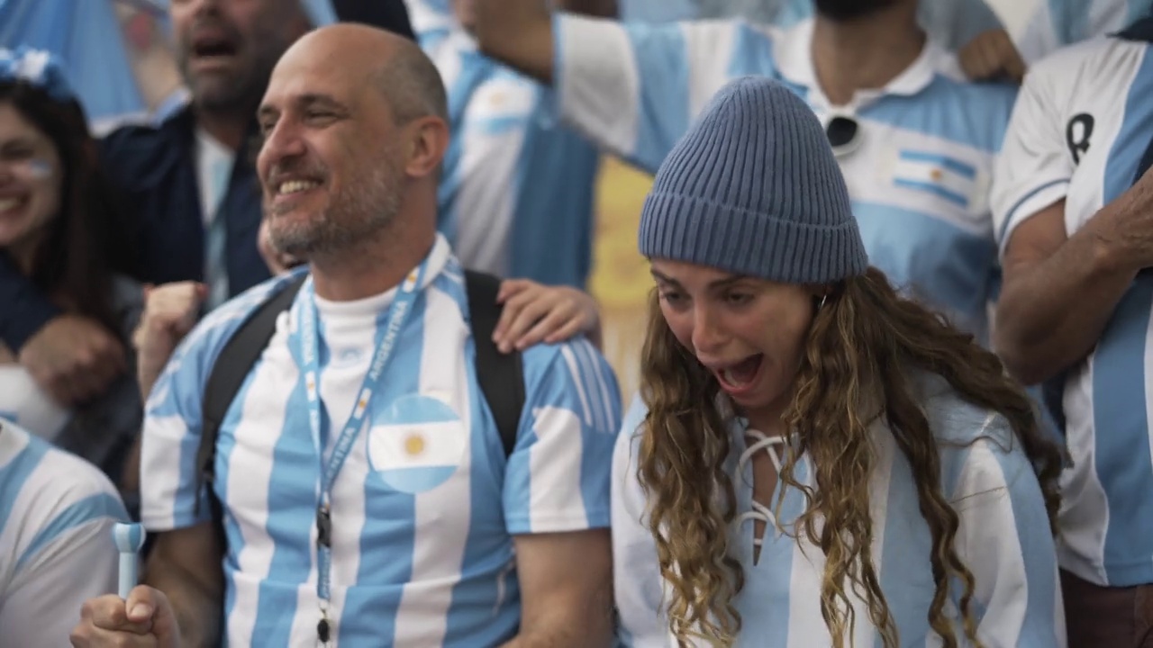 阿根廷球迷在拥挤的体育场庆祝国家足球队胜利的实时镜头视频下载