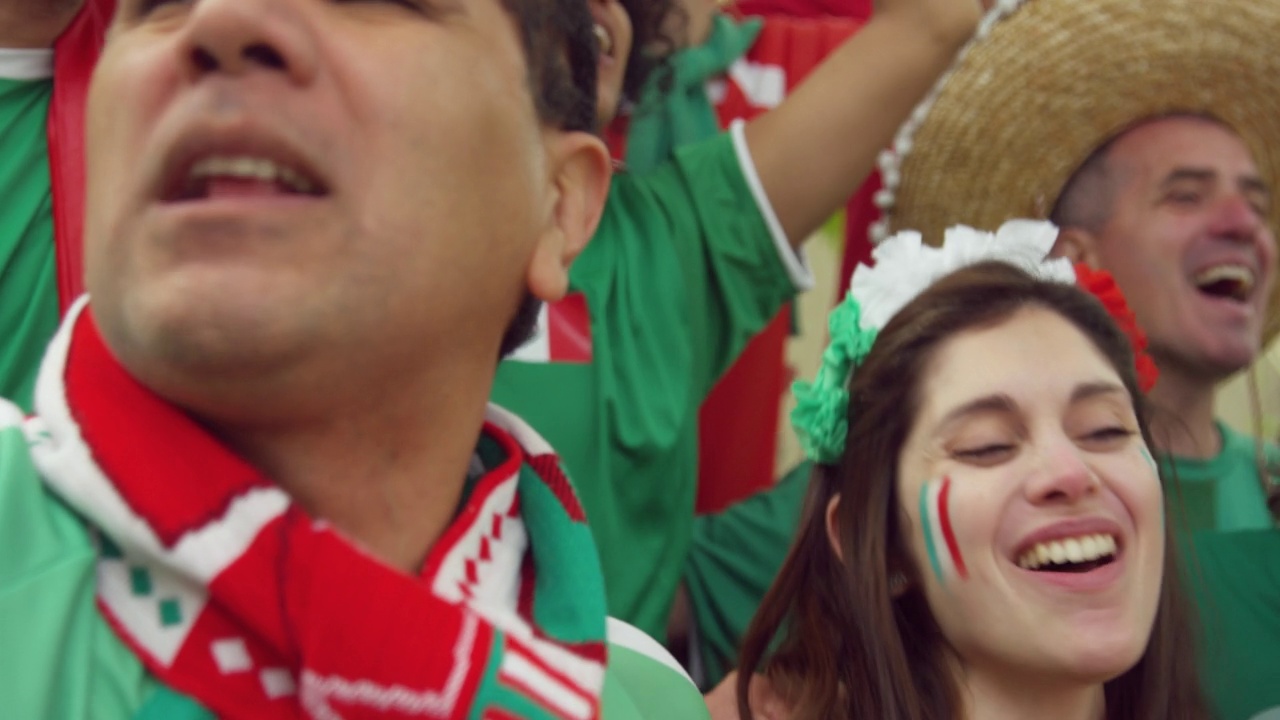 慢动作拍摄的墨西哥球迷助威队在足球比赛视频素材