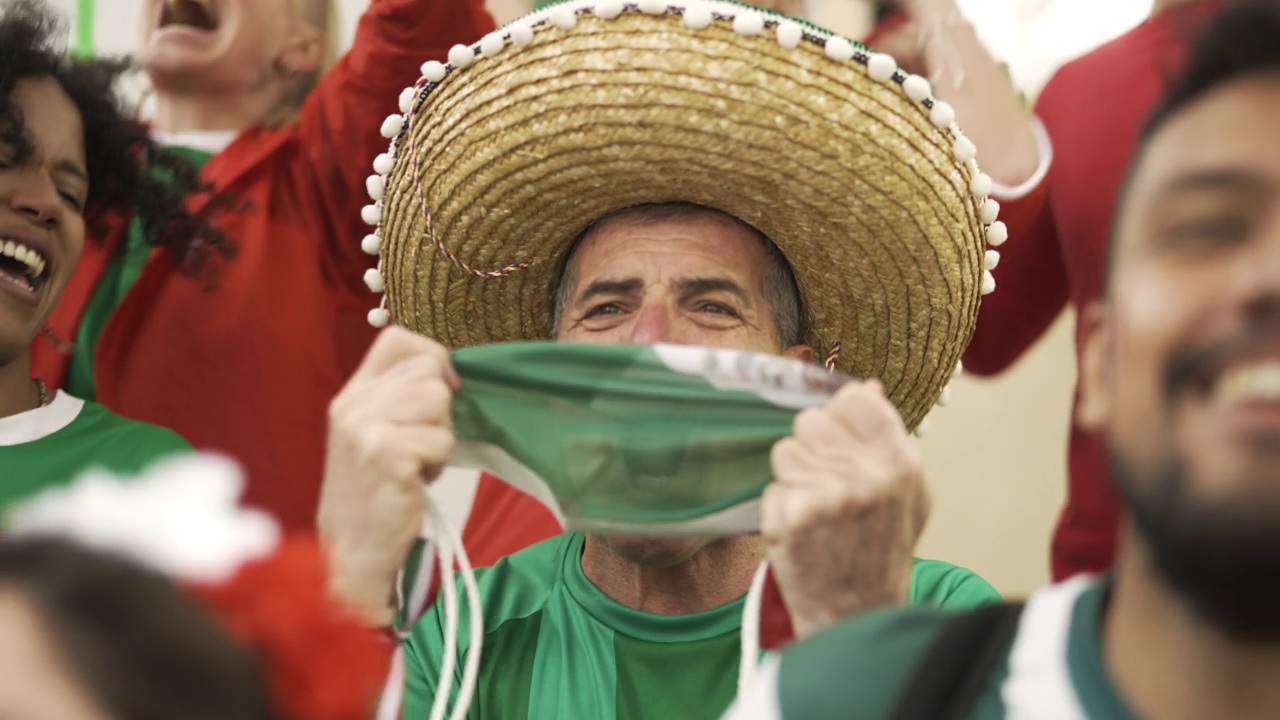 戴着墨西哥帽子的球迷观看比赛的慢动作镜头视频素材