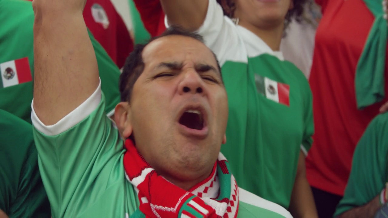 一群墨西哥球迷在比赛中大喊大叫，庆祝进球的慢镜头视频素材