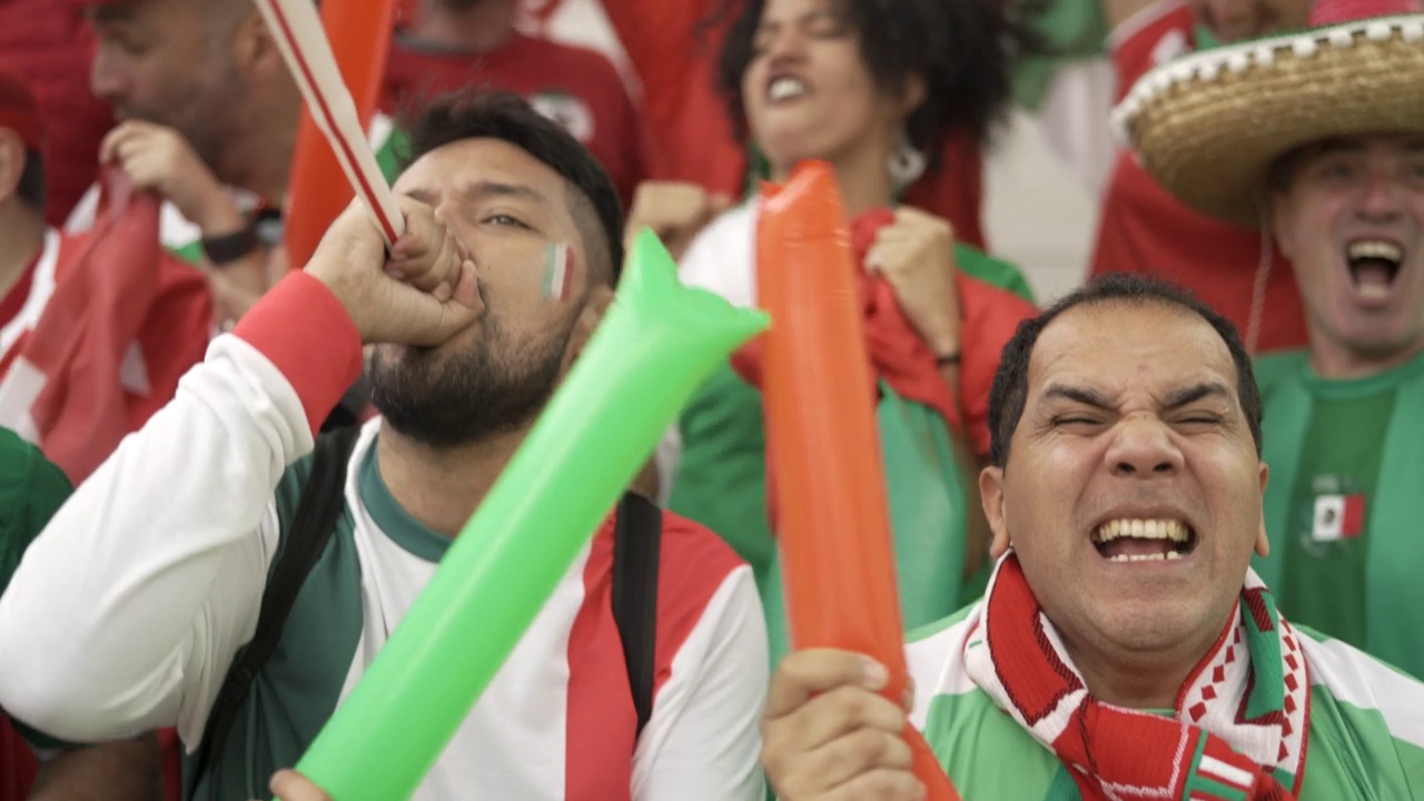 墨西哥球迷在国际锦标赛期间吹着呜呜祖拉高喊口号的慢镜头视频素材