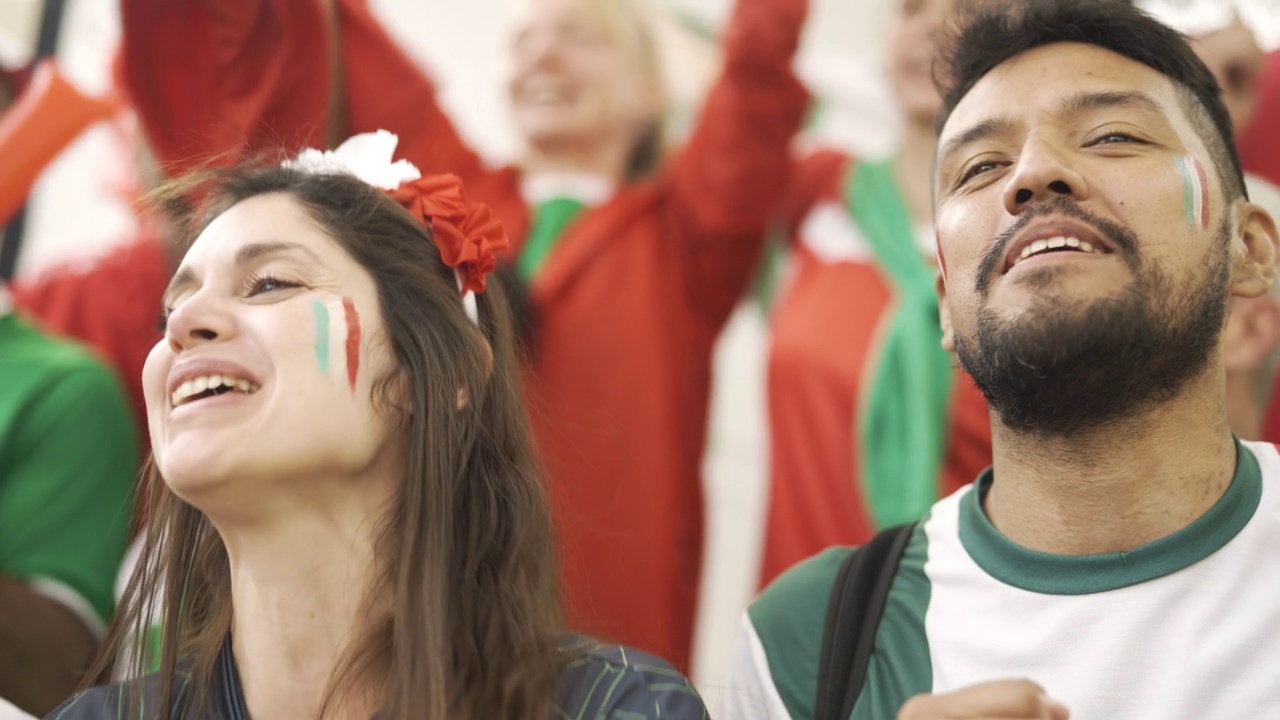 墨西哥年轻球迷为国家队欢呼的慢镜头视频素材