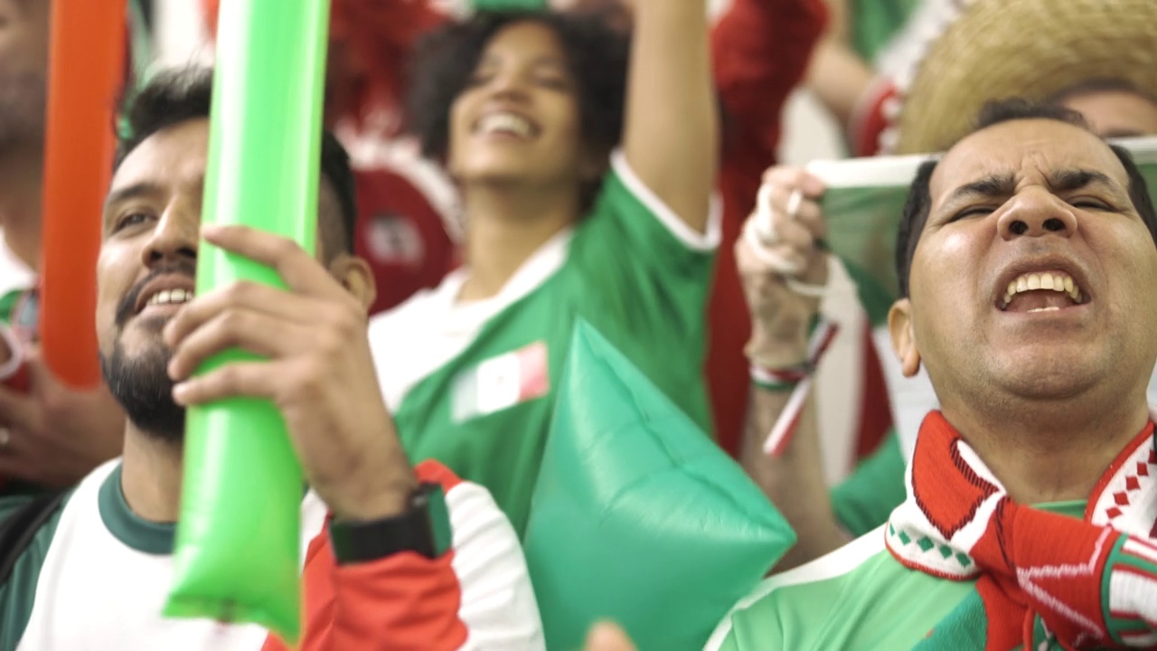 墨西哥球迷在比赛中举手喊口号的慢镜头视频素材