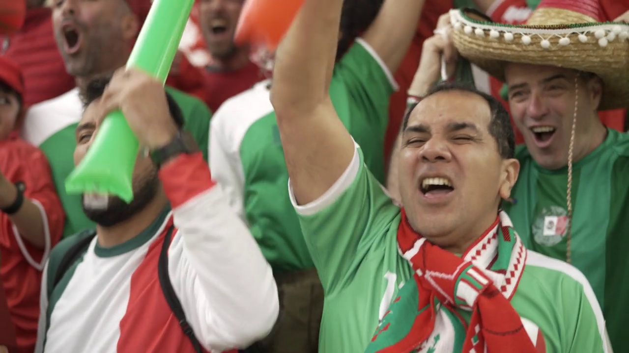 慢镜头拍摄的墨西哥足球支持者在比赛中大喊和庆祝进球视频素材