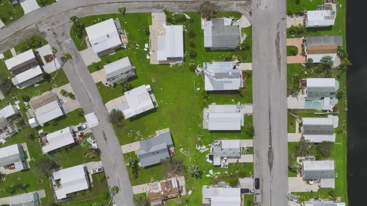 飓风伊恩摧毁了佛罗里达居民区的房屋。自然灾害及其后果视频素材