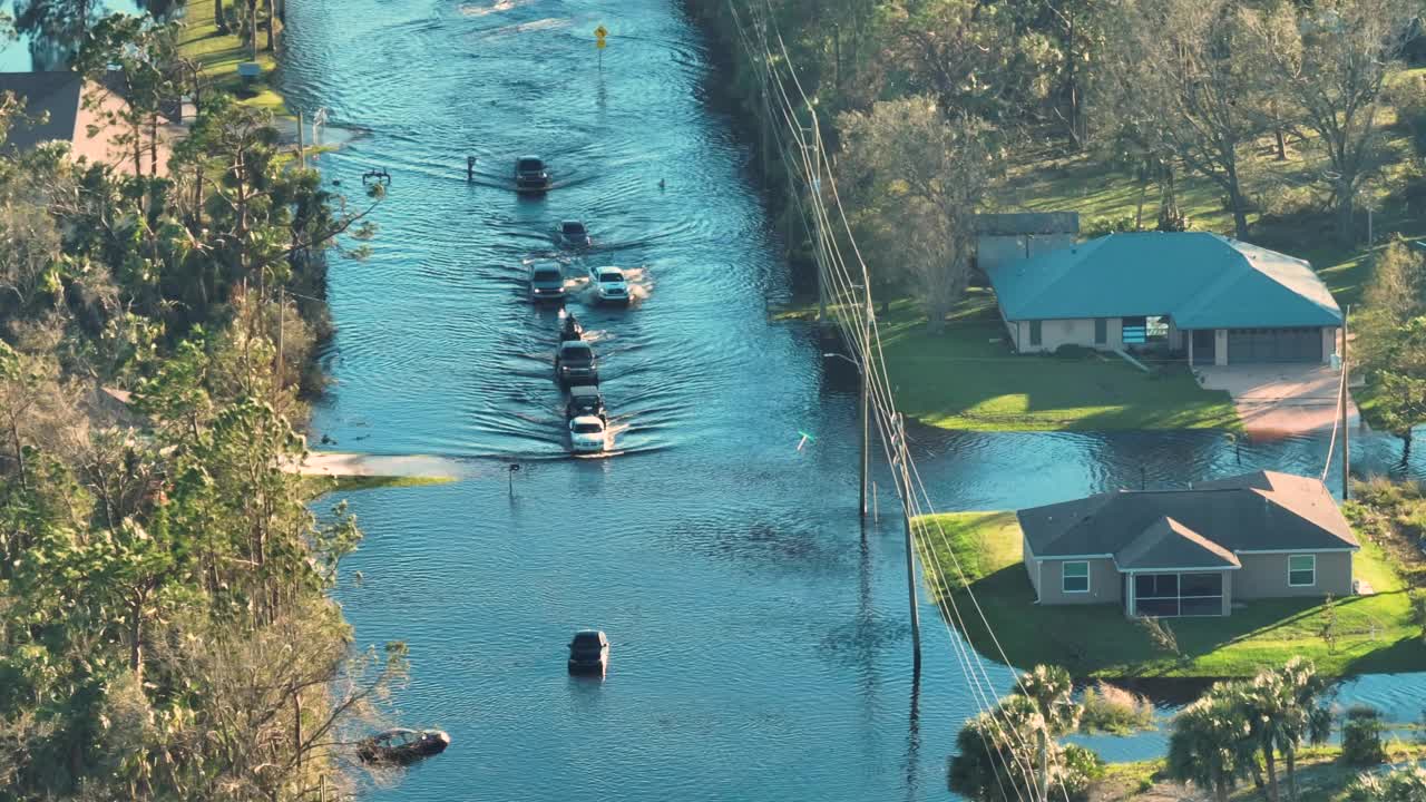 美国街道被移动的车辆淹没，佛罗里达居民区被水屋包围。飓风伊恩造成的自然灾害视频素材