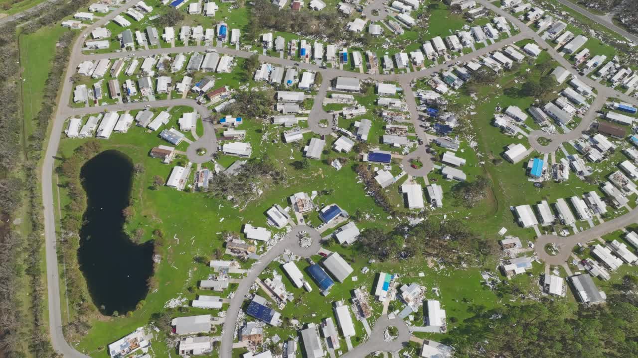 飓风伊恩过后，佛罗里达移动住宅地区房屋严重受损。自然灾害的后果视频素材