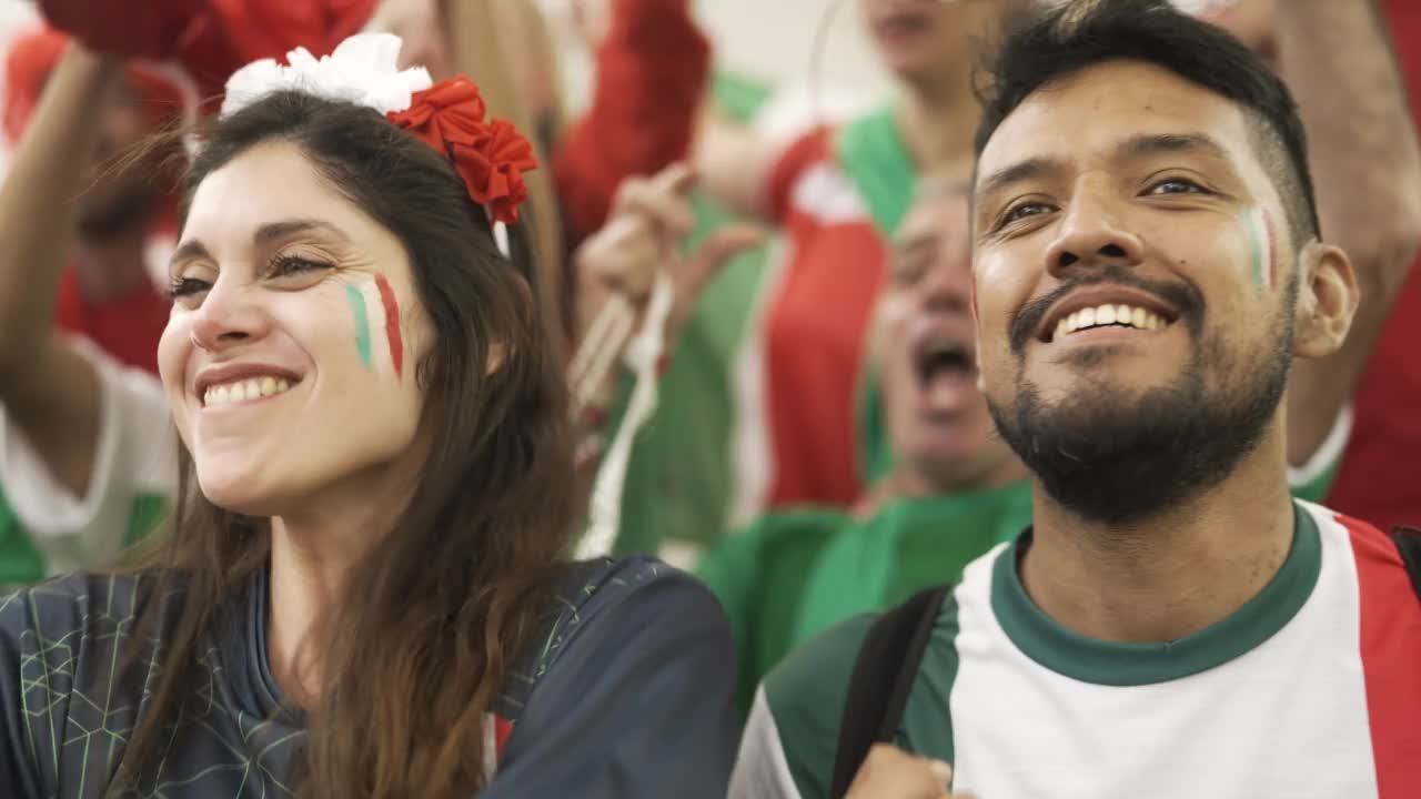 墨西哥球迷在国际锦标赛期间庆祝得分的慢镜头视频素材