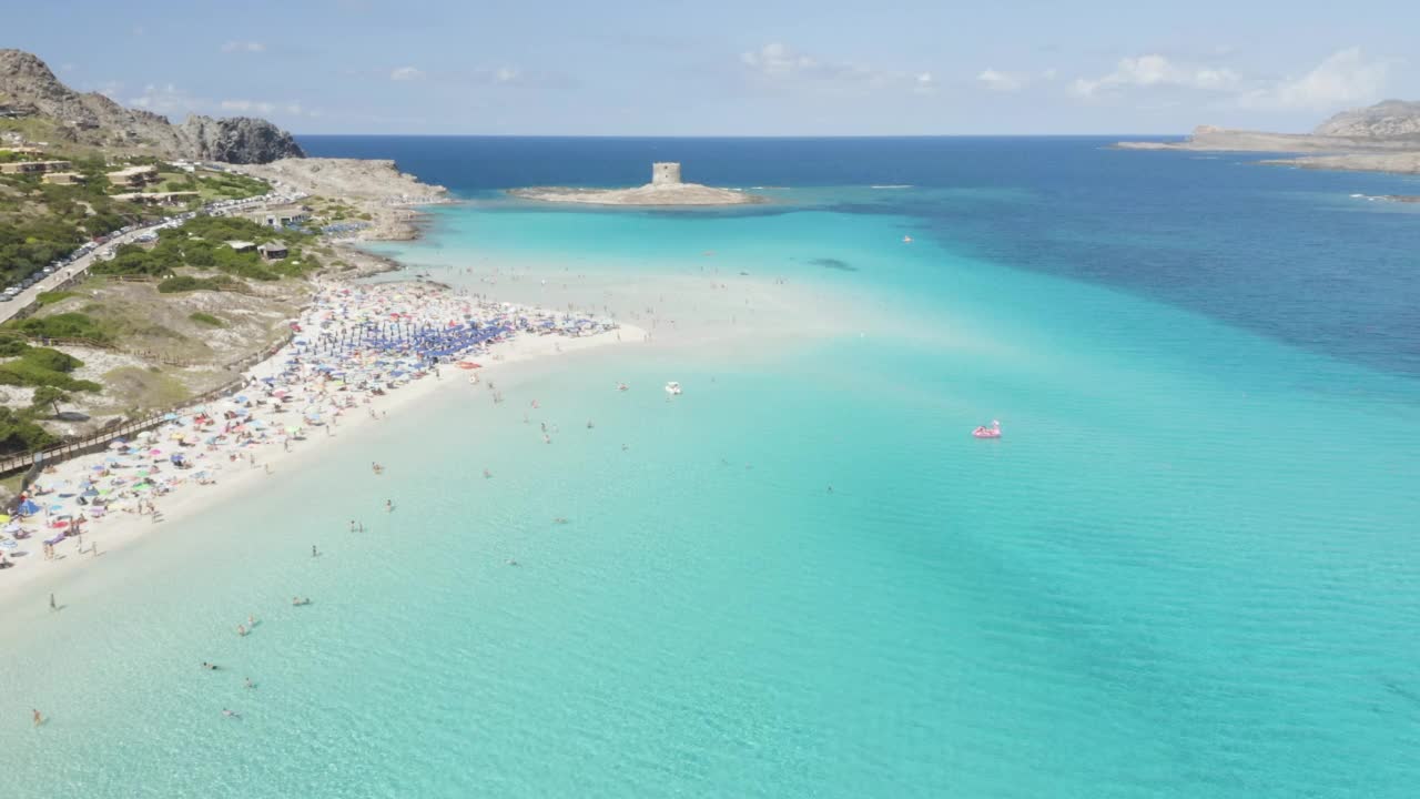 cpncept旅行。夏天的海景。鸟瞰图的白色沙滩拉佩洛萨和游泳的人在透明的蓝色水。意大利撒丁岛视频下载