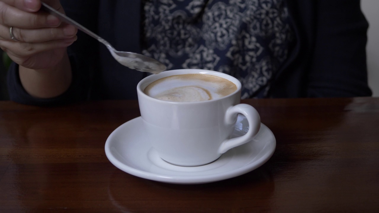 女人搅拌咖啡的手视频素材