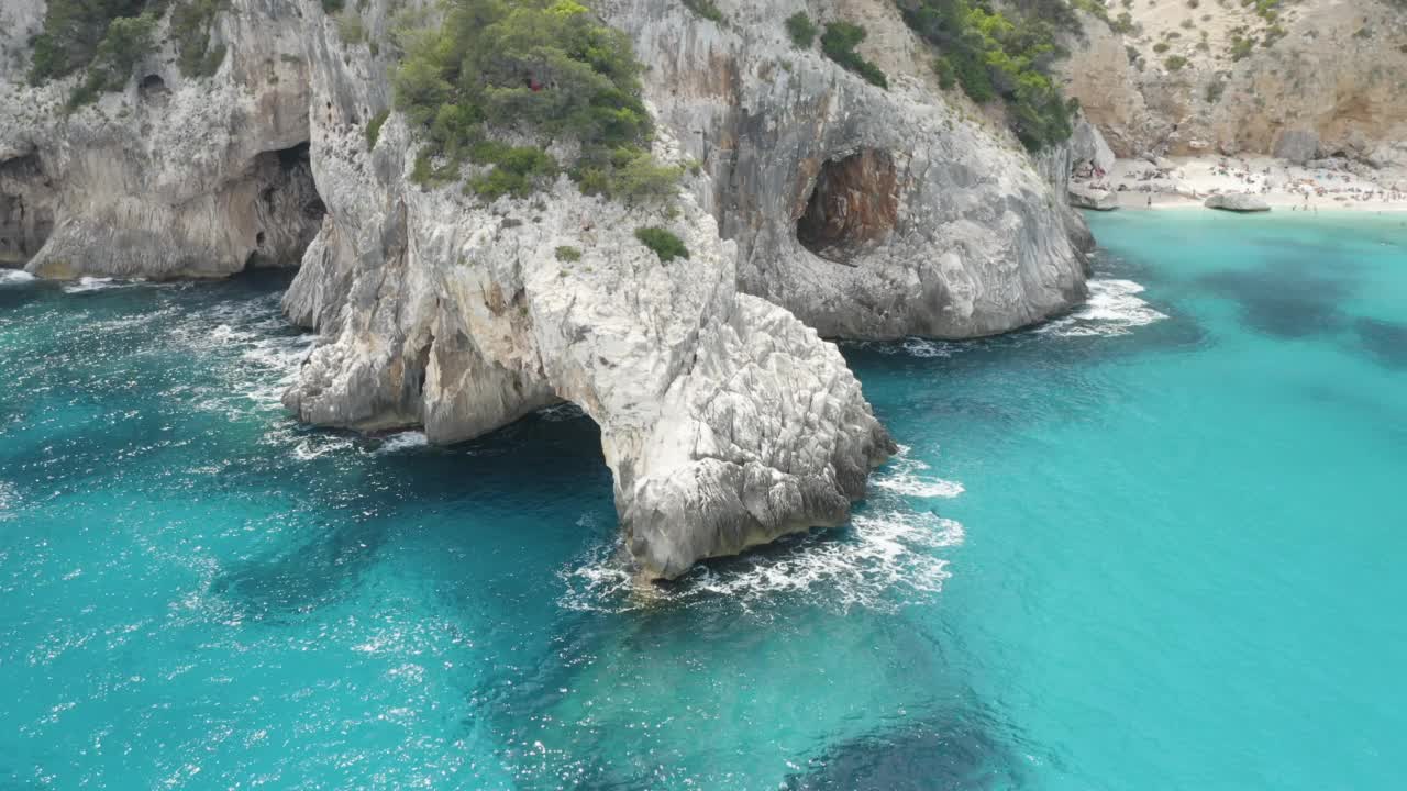 夏季海景鸟瞰图与海洞和清澈的蓝色翡翠水顶视图。cpncept旅行。意大利撒丁岛视频素材