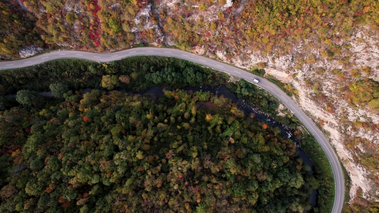一条穿过峡谷的高速公路，峡谷上画满了秋色视频素材