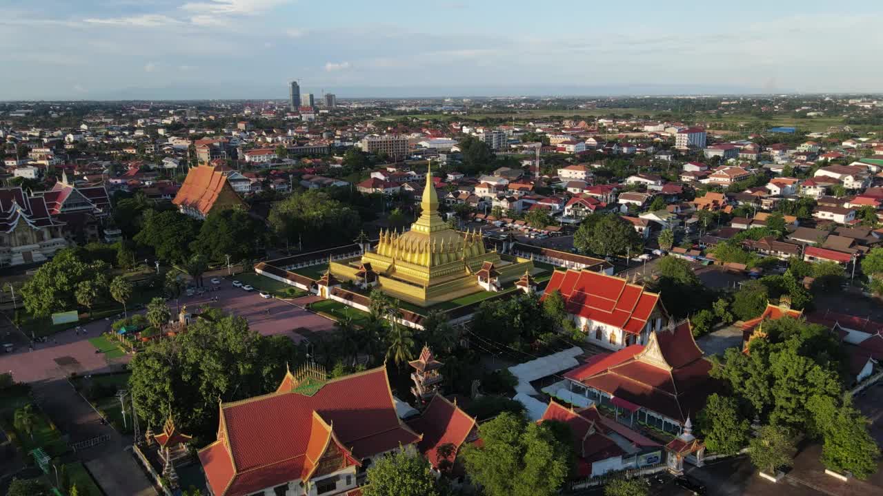 PhaThatLuang的鸟瞰图。它是位于老挝万象中心的一座镀金的大型佛塔。它是老挝最重要的国家纪念物和国家象征。无人机VDO 4 k。视频下载