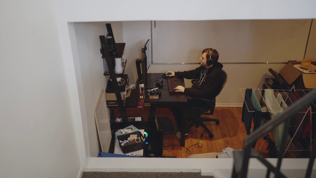 一名男子准备在家在线玩电脑游戏视频下载