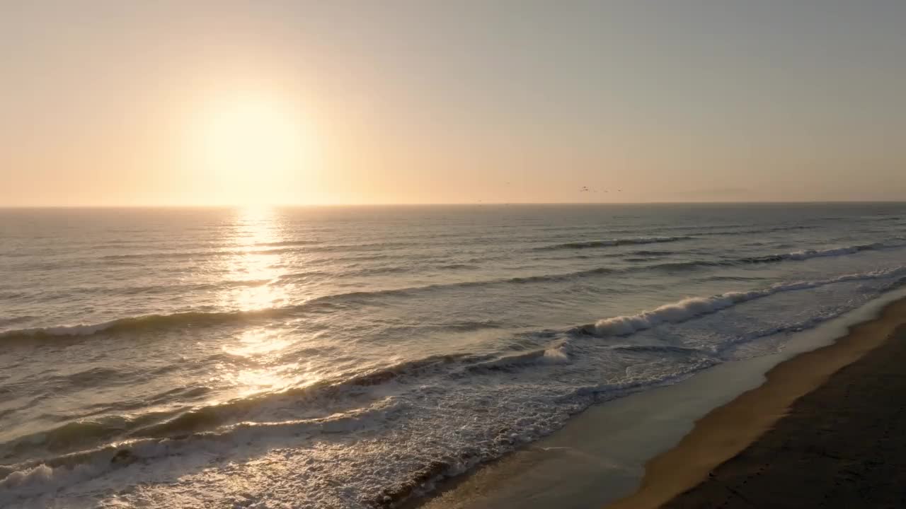 日落时太平洋海岸线的鸟瞰图。加州北部。视频素材