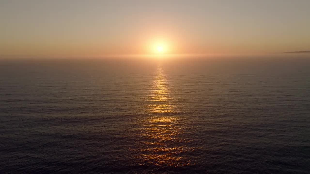 日落时太平洋海岸线的鸟瞰图。加州北部。视频素材