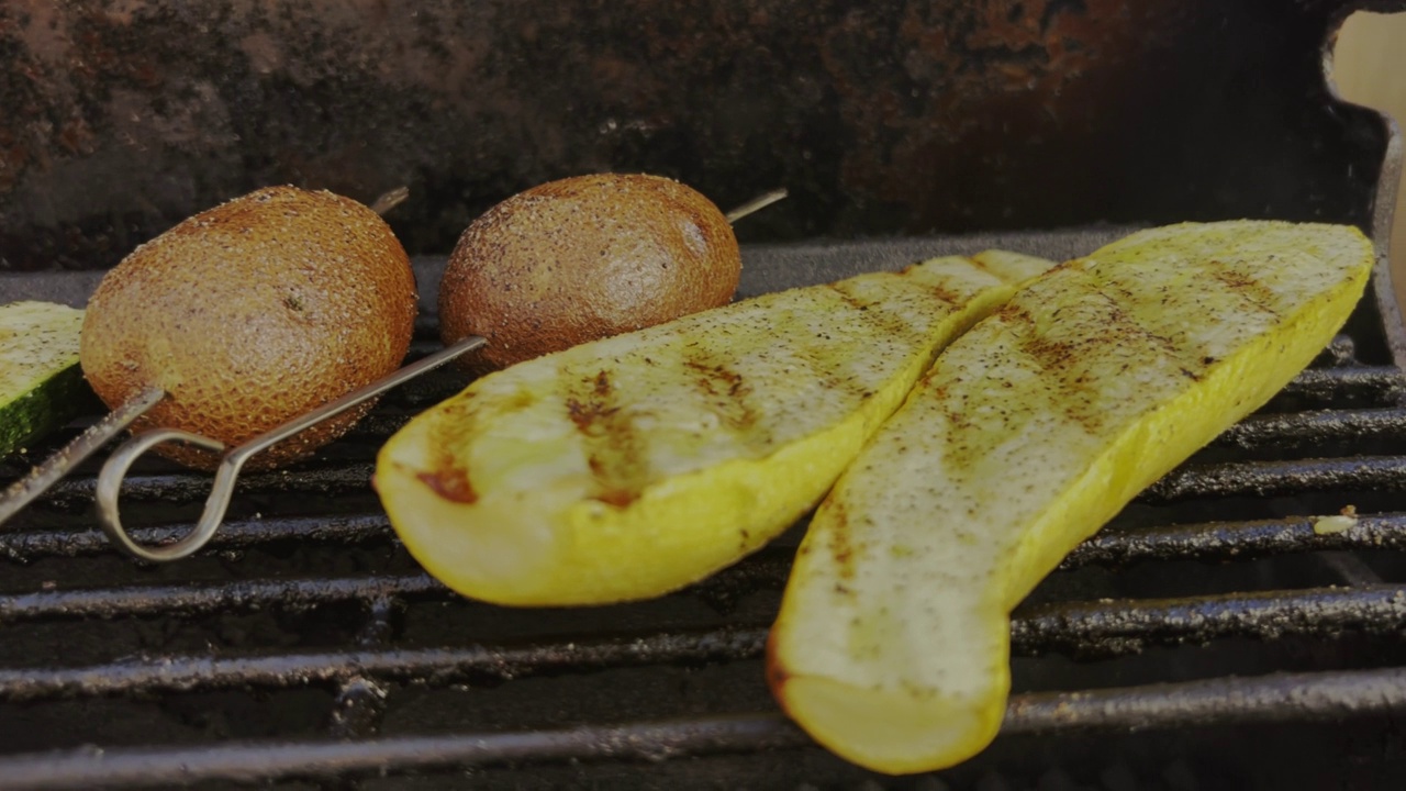 烧烤烧烤视频系列烤烤土豆和南瓜视频素材