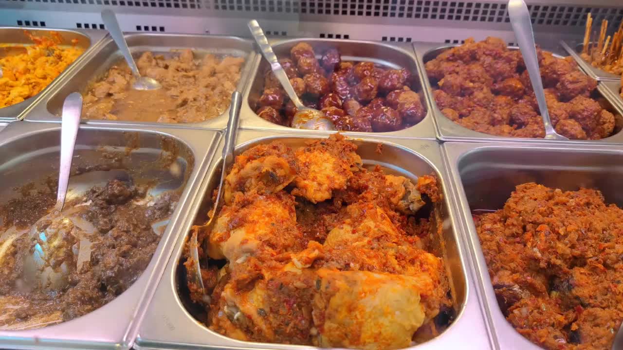 印尼肉丸，鸡肉，萨特和牛肉与热和甜的酱汁肉在一个印尼toko商店商店展示托盘视频下载