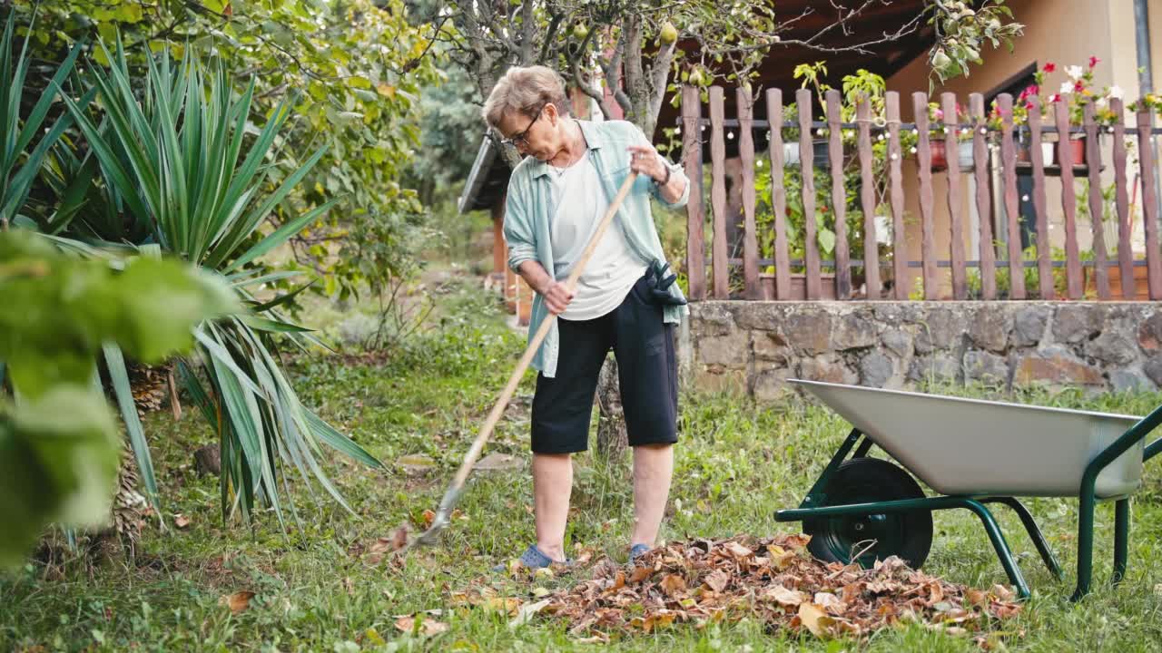 一位年长的白人妇女正在花园里干活。视频素材
