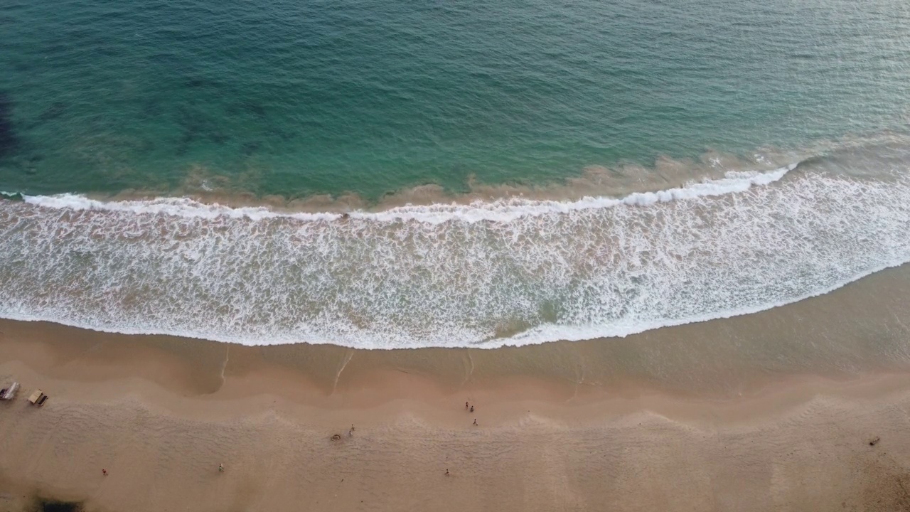 航拍翠绿的大海和大泡沫的海浪。印度洋。Dikwella海滩。斯里兰卡视频素材
