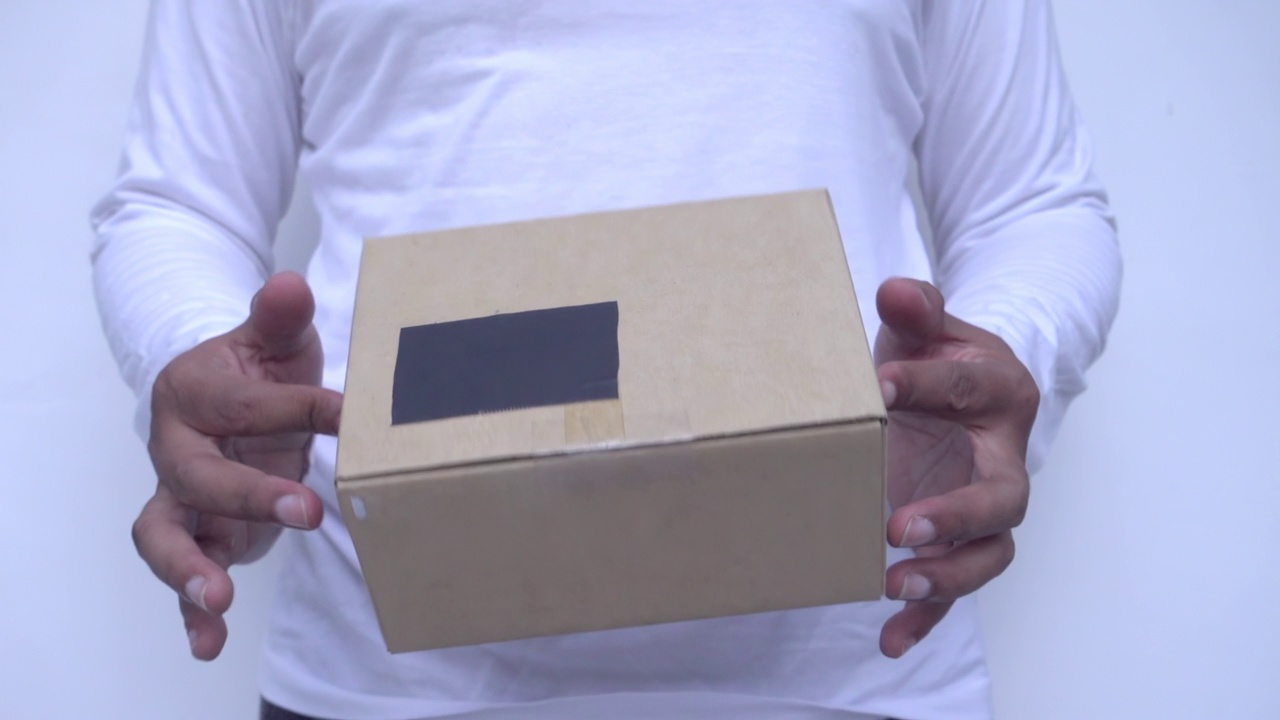 箱子在手旋转慢动作视频素材