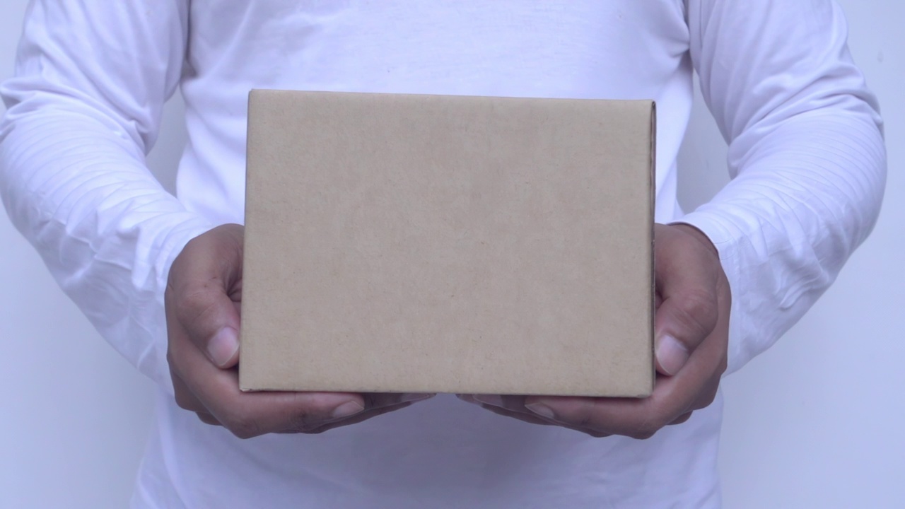 棕色纸盒在手慢动作视频素材