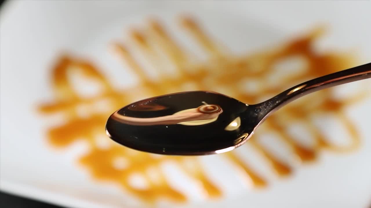 把蜂蜜倒在勺子上的人视频下载