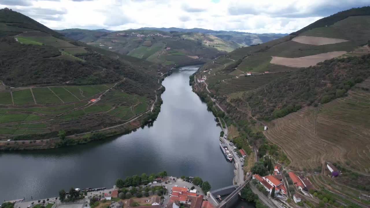 葡萄牙杜罗河谷的鸟瞰图，有一个湖泊穿过山谷视频下载