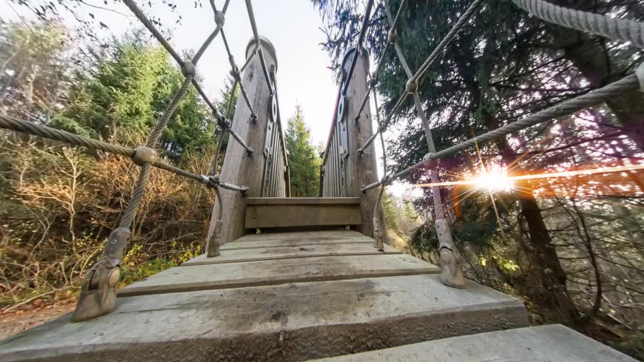 德国施马伦堡的一座吊桥上360度全景拍摄视频下载