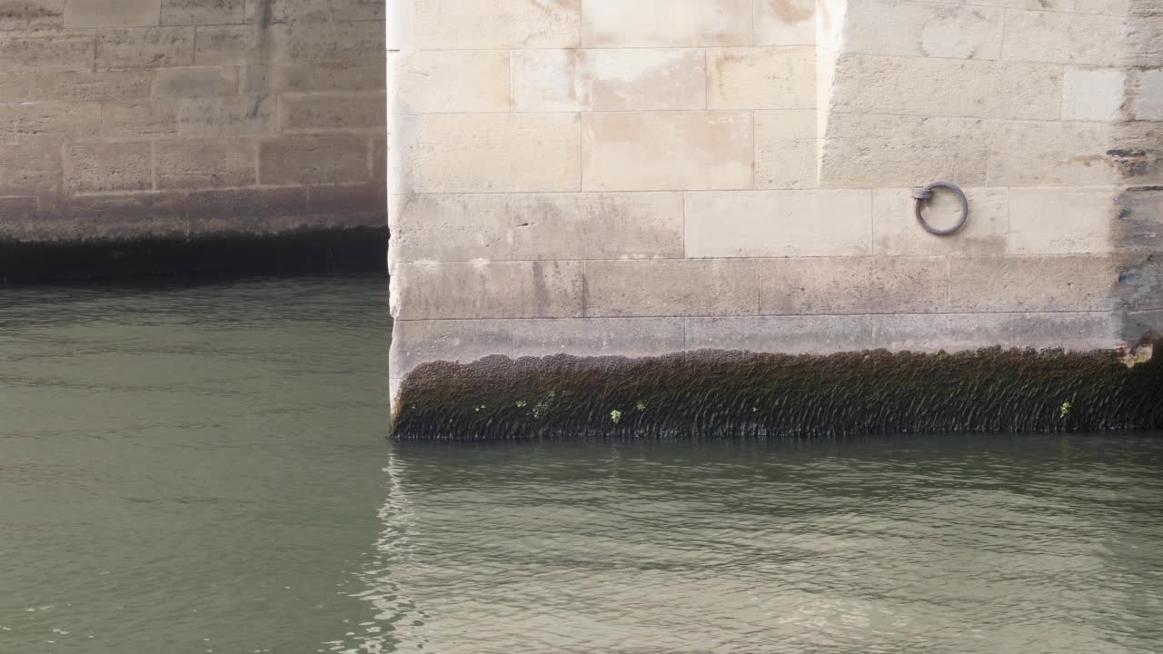 塞纳河和一座石拱桥基座的特写视频素材
