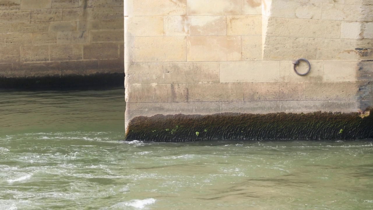 拱石桥底部流动的水视频素材