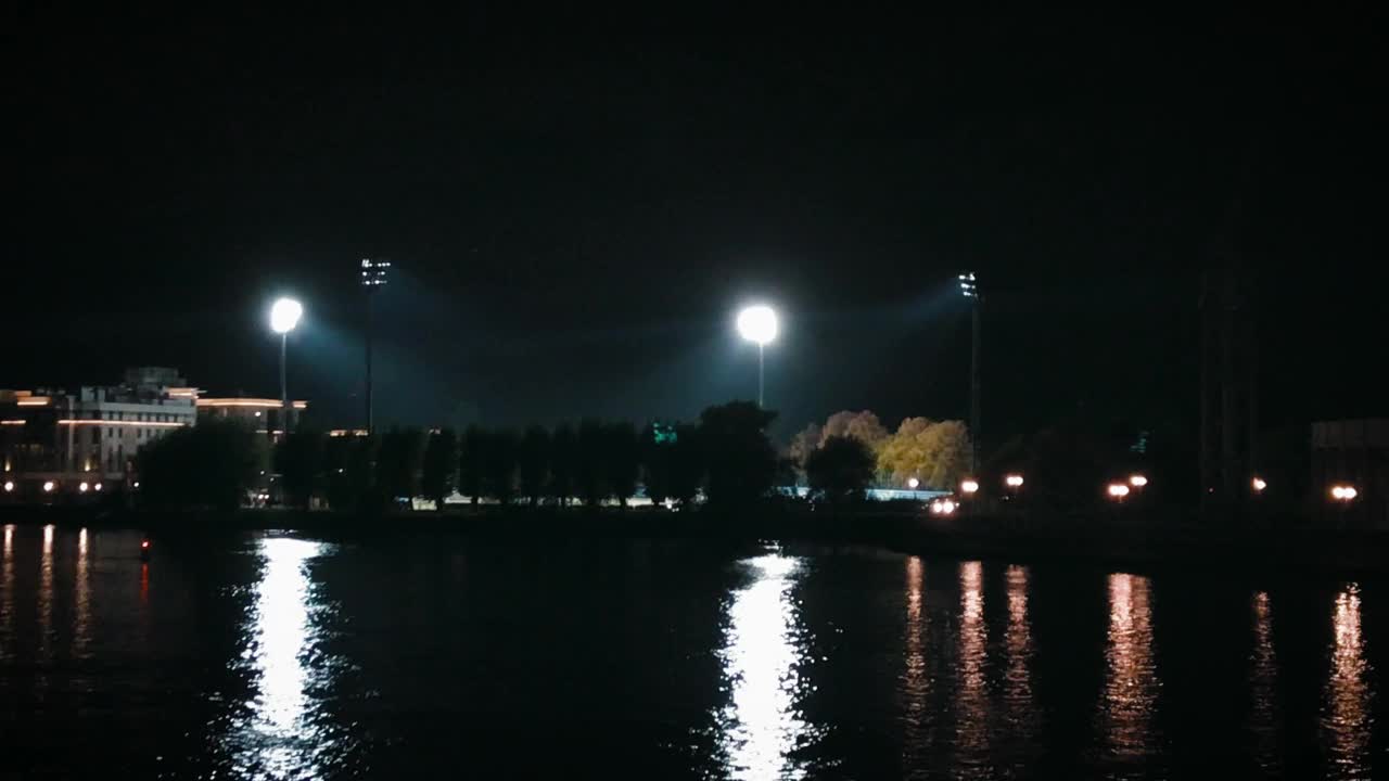 夜间比赛体育场聚光灯下，黑暗，雾，雨天气视频素材