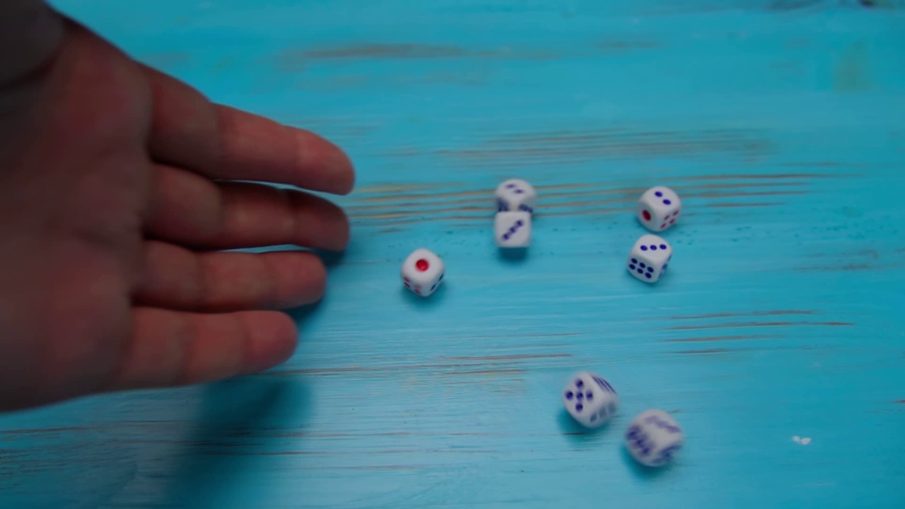 在蓝色的木制游戏场上掷骰子。幸运和兴奋。棋盘游戏策略。有选择性的重点视频素材