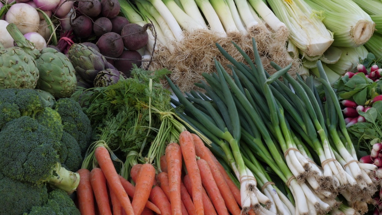 法国南部市场摊位上的新鲜蔬菜。视频素材