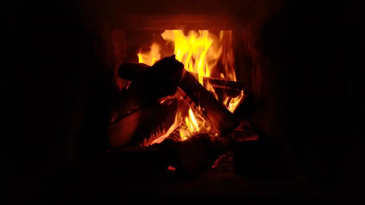 在寒冷的房子里，用燃烧着的木头安放着宁静的壁炉。视频下载