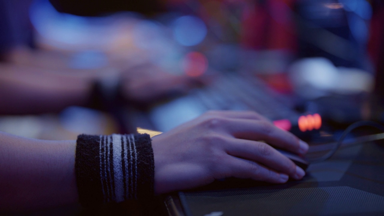 特写电子竞技运动员的手使用键盘。视频素材