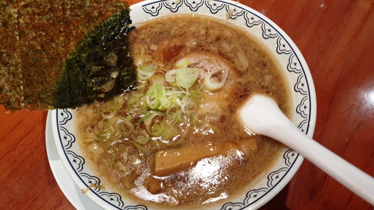 汤拉面，日本菜。视频素材