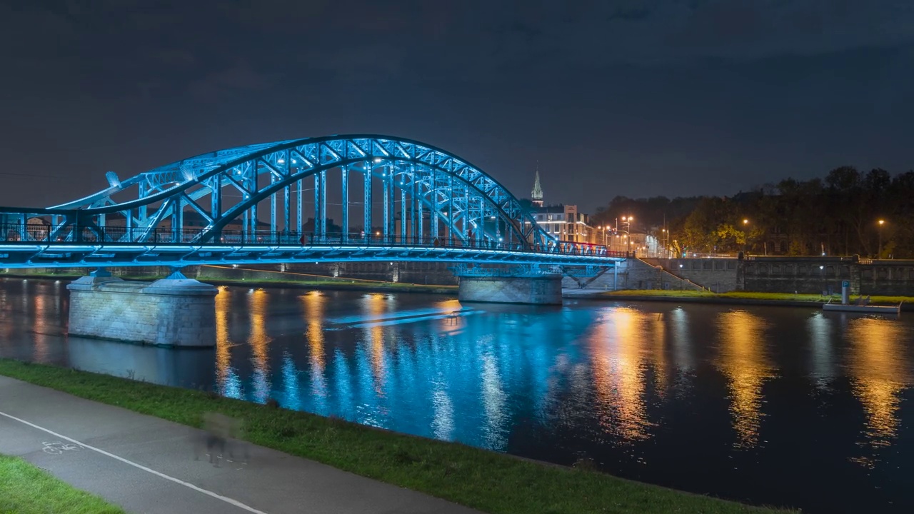 Józef piuzsudski桥的夜间延时。维斯瓦河河。克拉科夫。波兰。视频素材