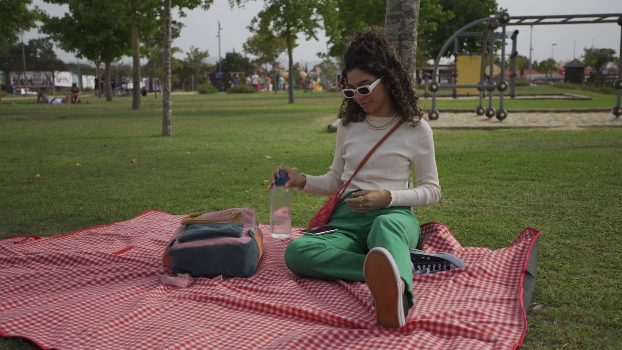 少女在公共广场上使用智能手机视频素材