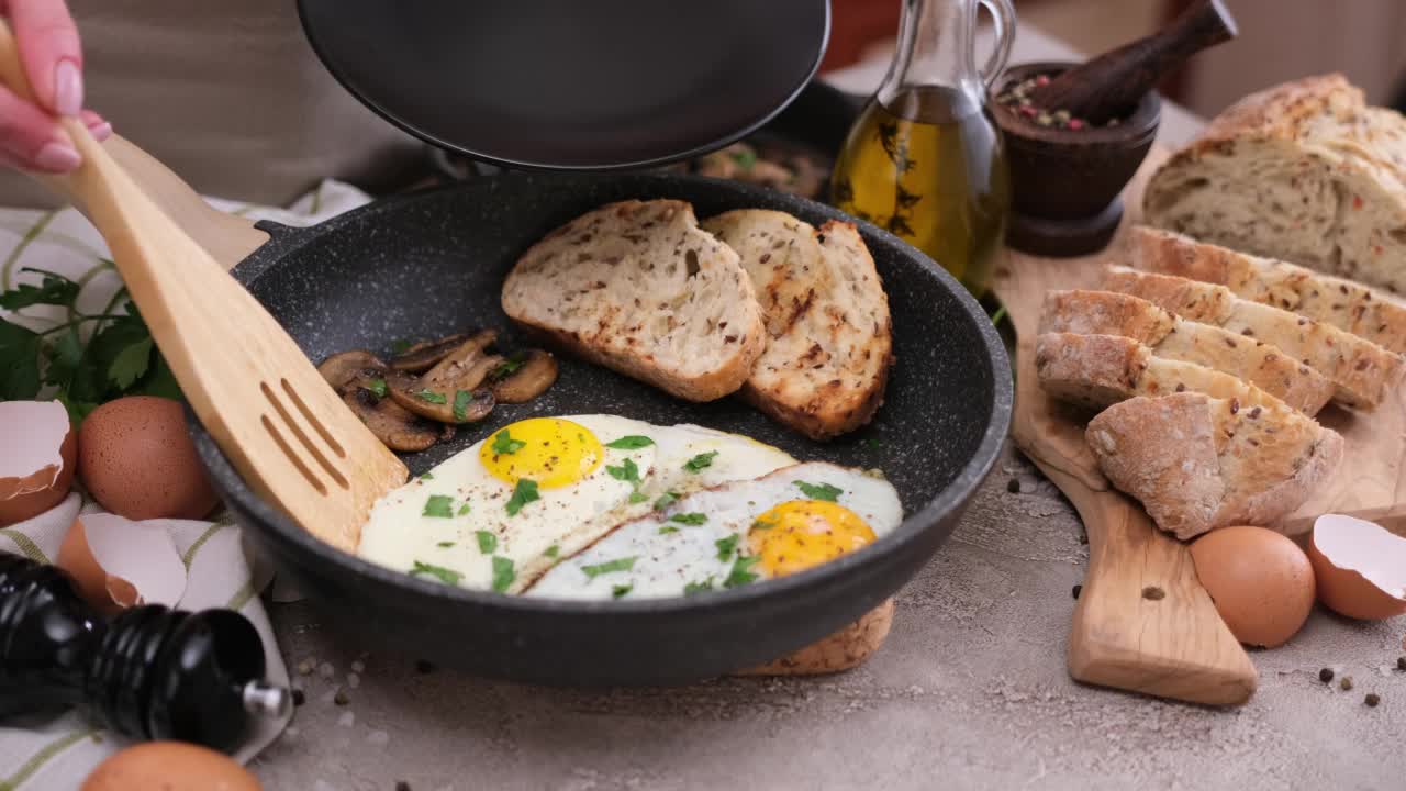 做美味的早餐——煎蛋、面包和蘑菇视频下载