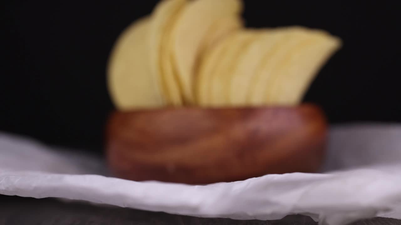 把香脆的薯片和香料一起炸视频素材