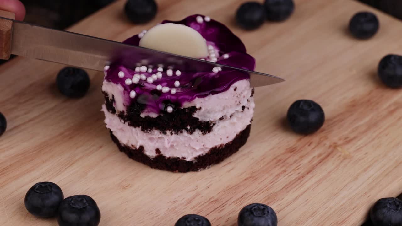 蓝莓口味的奶油蛋糕视频素材