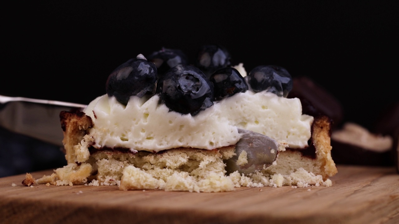 奶油和蓝莓口味的馅饼视频素材
