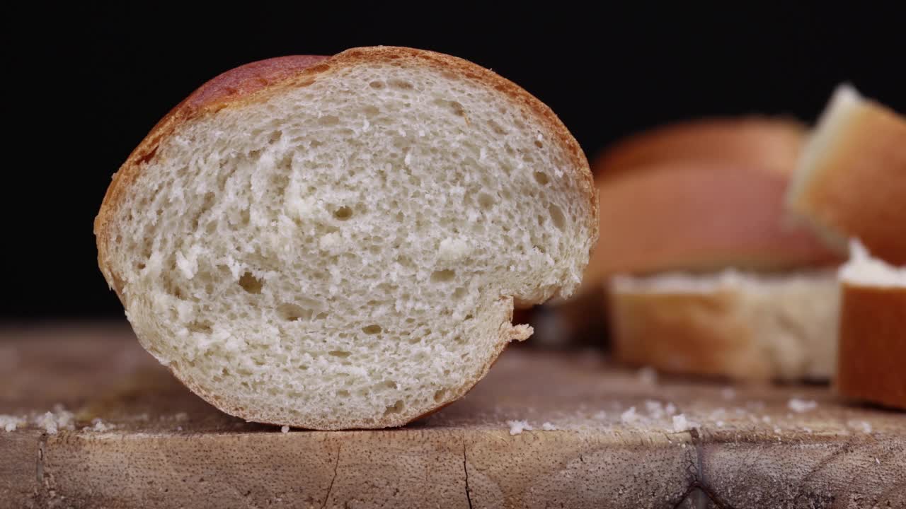 切好的小麦面包放在桌上视频下载