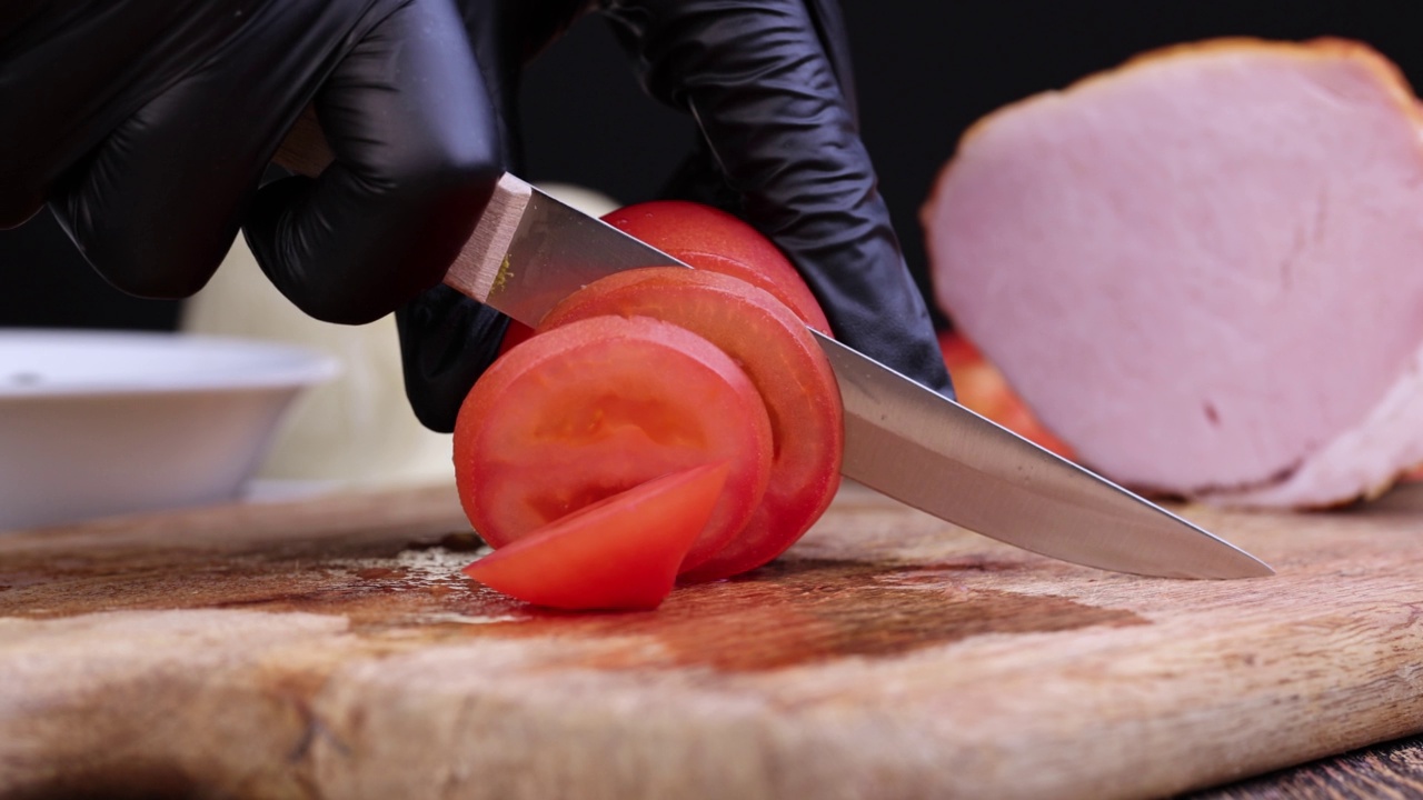 煮沙拉时把西红柿切成小块视频下载
