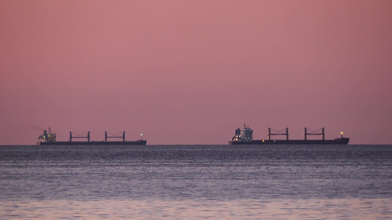 4K -货船在日落时在海上的路台上视频素材