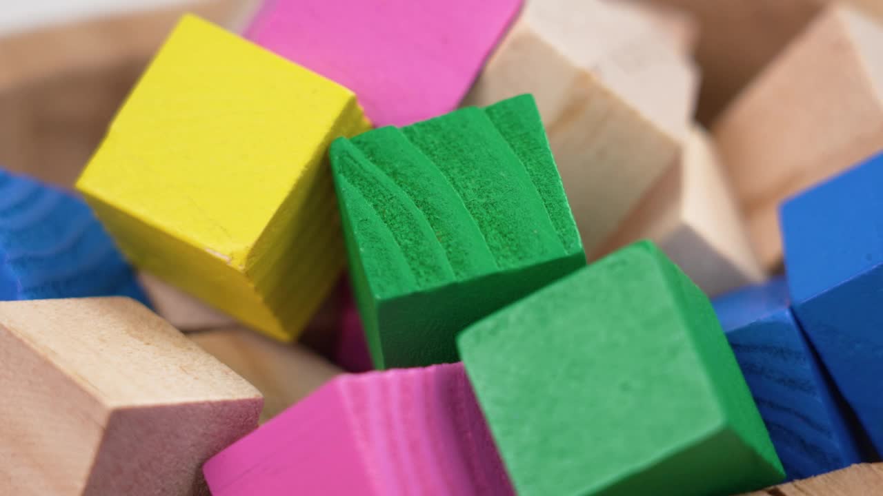一堆游戏彩色木制玩具方块视频素材