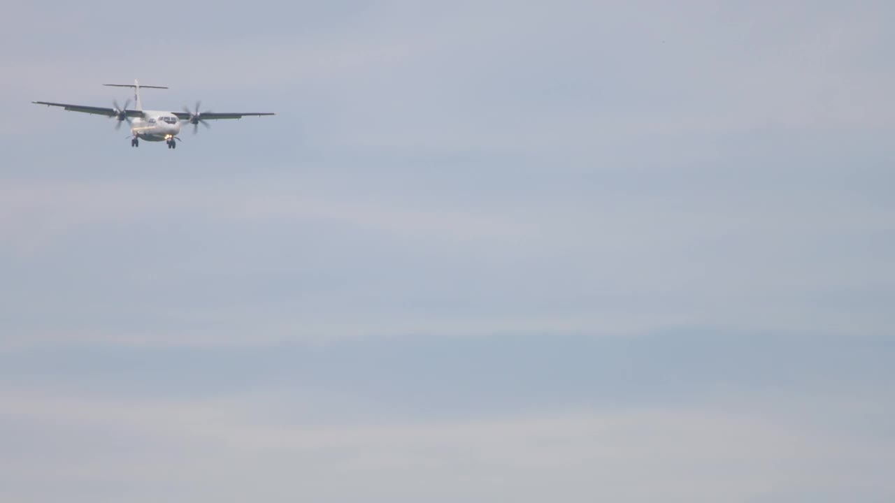 涡轮螺旋桨客机飞行视频素材