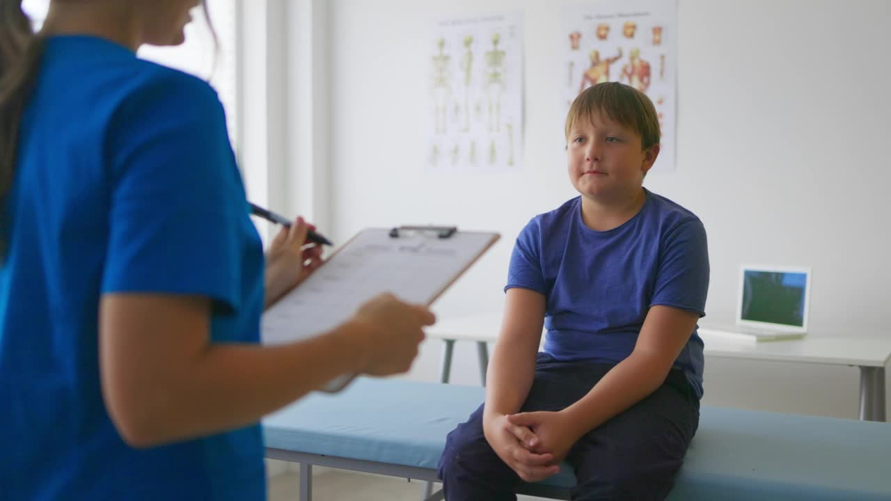 一位年轻的男性病人在就诊时与医生讨论他的药物。视频素材