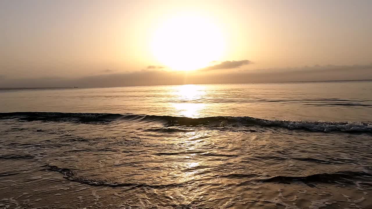 大海映衬下美丽的日出。视频素材